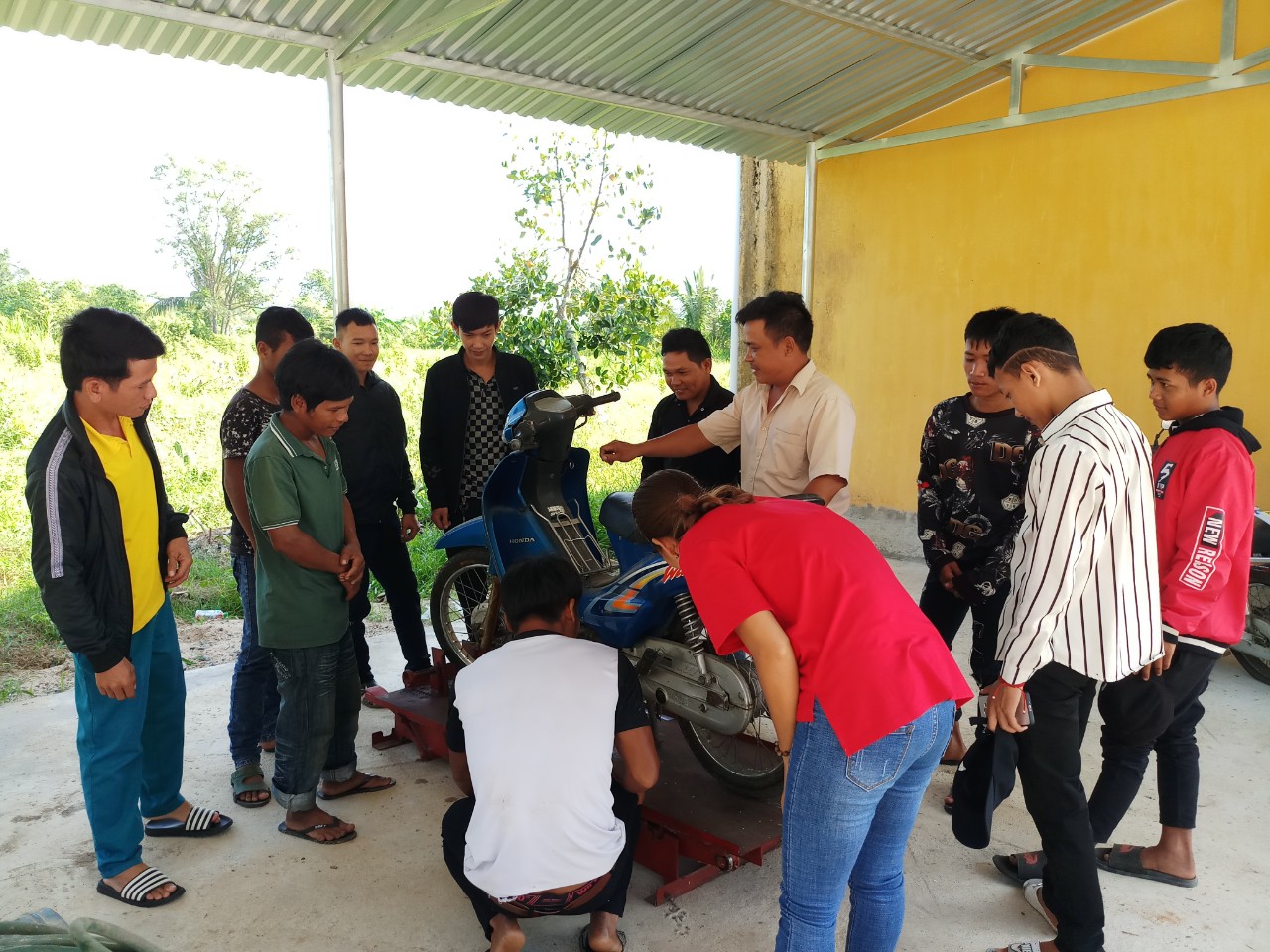LỄ KHAI GIẢNG LỚP DẠY NGHỀ SỬA CHỮA XE MÁY CHO ĐỐI TƯỢNG LAO ĐỘNG NÔNG THÔN 