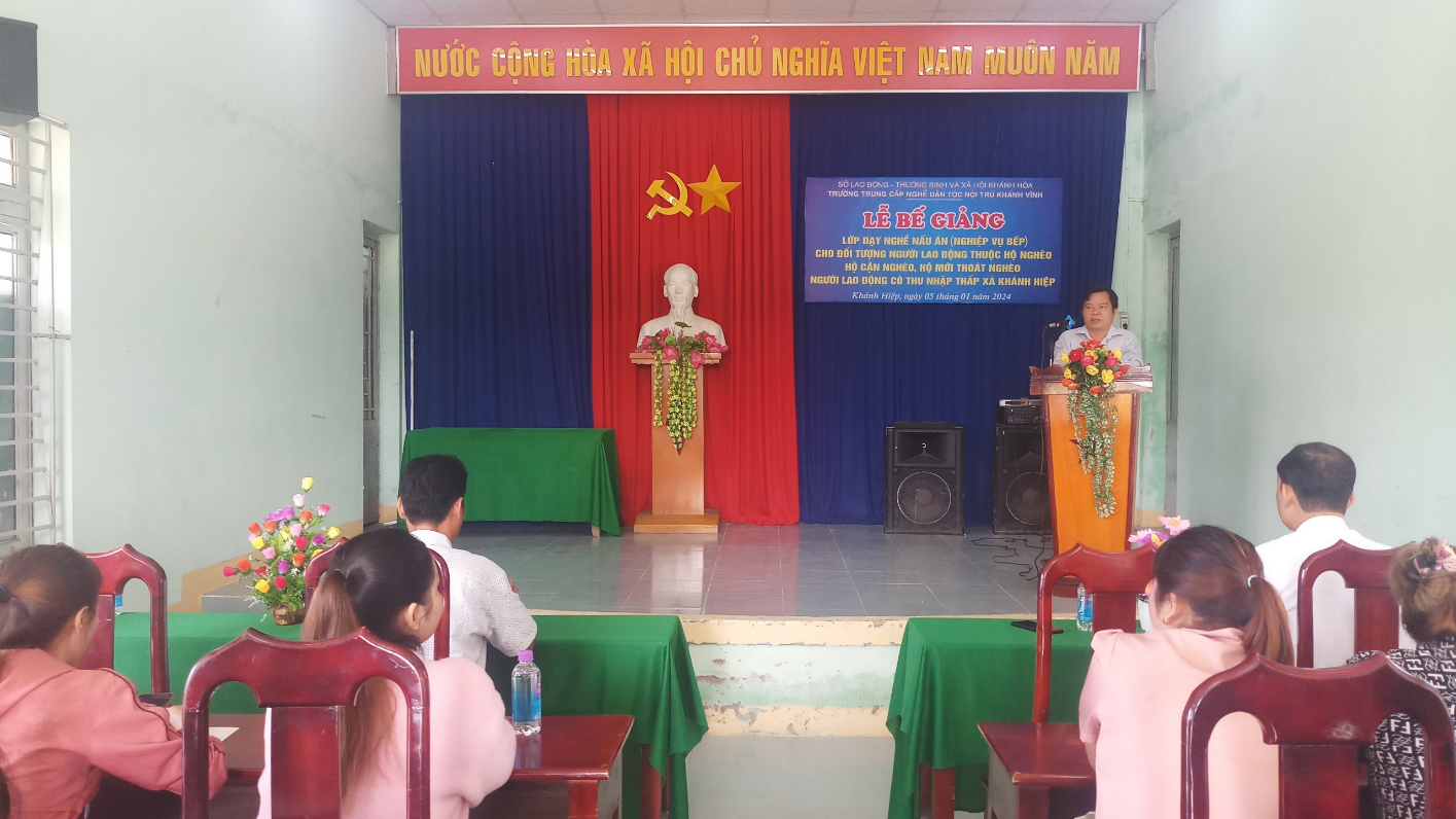 LỄ BẾ GIẢNG LỚP DẠY NGHỀ NẤU ĂN (NGHIỆP VỤ BẾP) CHO ĐỐI TƯỢNG NGƯỜI LAO ĐỘNG THUỘC HỘ NGHÈO, HỘ CẬN NGHÈO, HỘ MỚI THOÁT NGHÈO; NGƯỜI LAO ĐỘNG CÓ THU NHẬP THẤP 