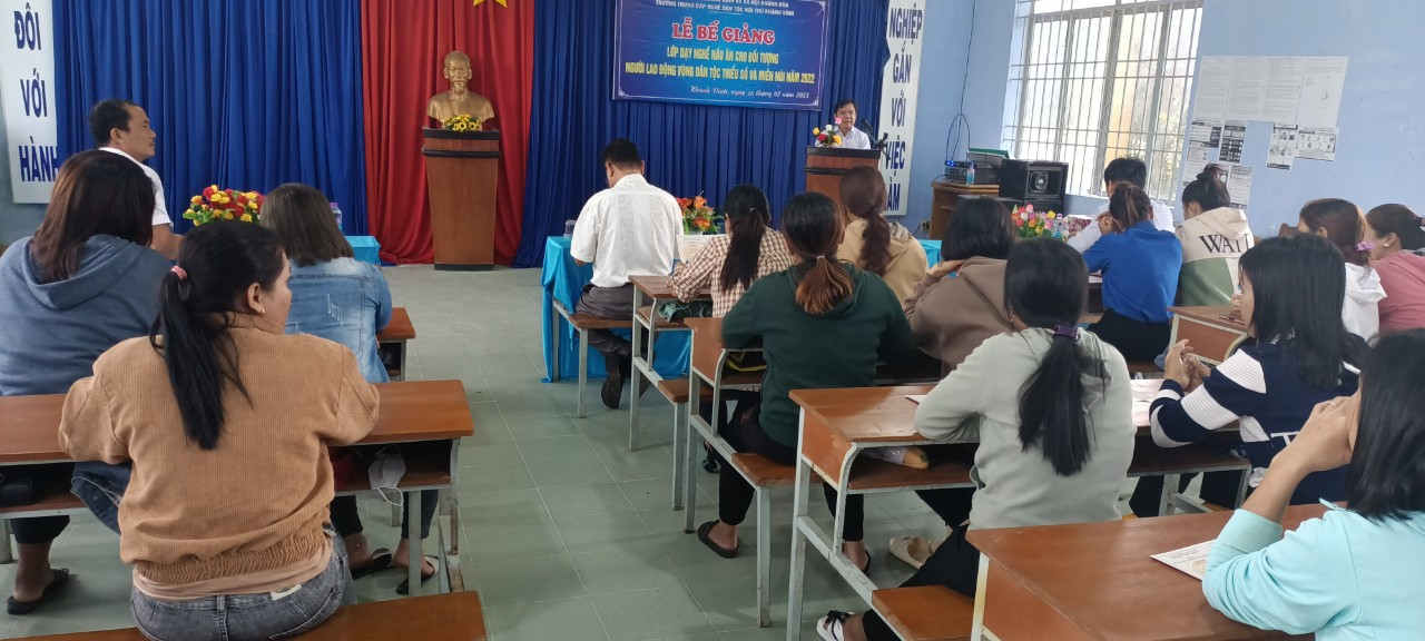LỄ BẾ GIẢNG LỚP DẠY NGHỀ NẤU ĂN 