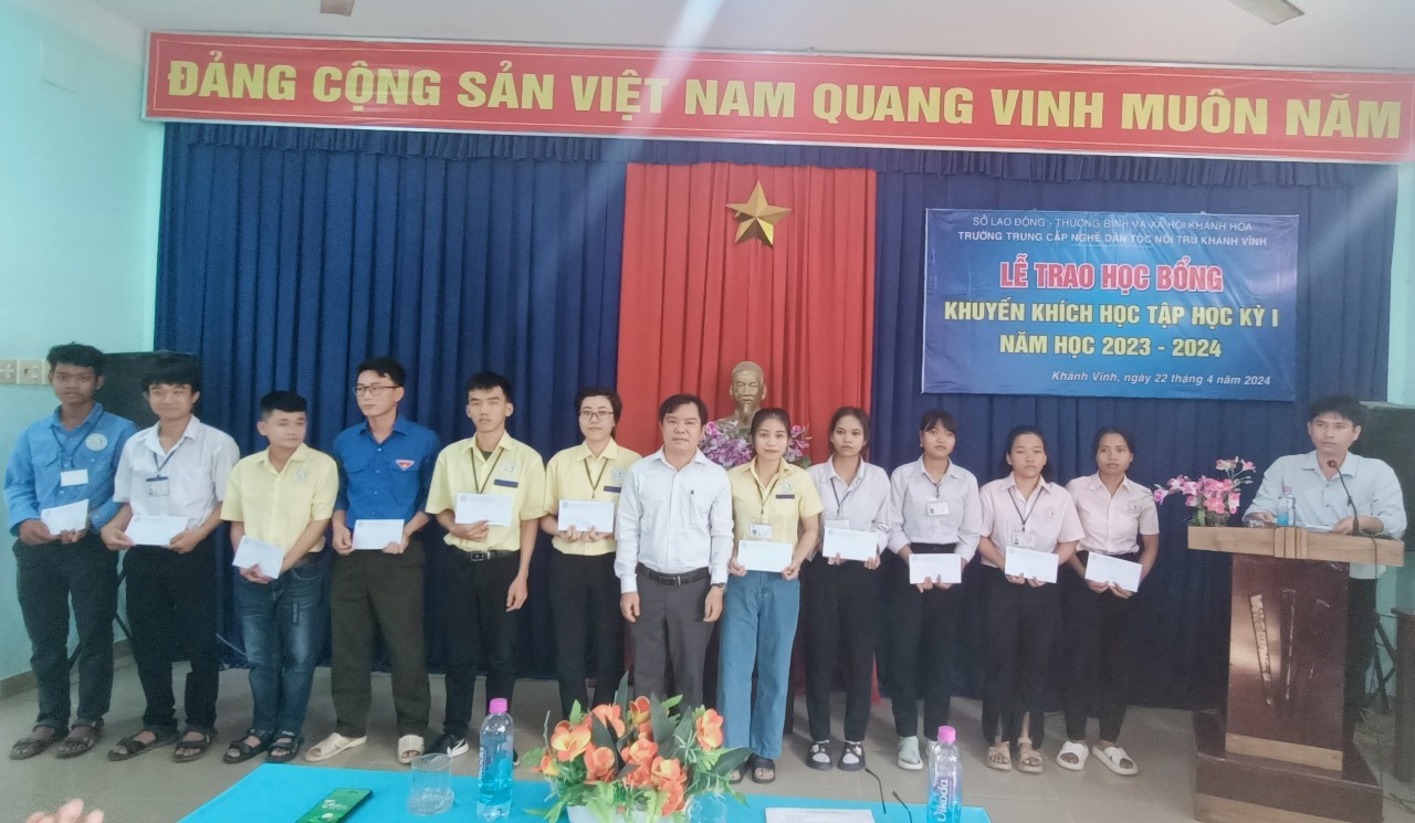 LỄ TRAO HỌC BỔNG KHUYẾN KHÍCH HỌC TẬP ĐỐI VỚI HỌC SINH HỆ TRUNG CẤP HỌC KÌ I NĂM HỌC: 2023 – 2024