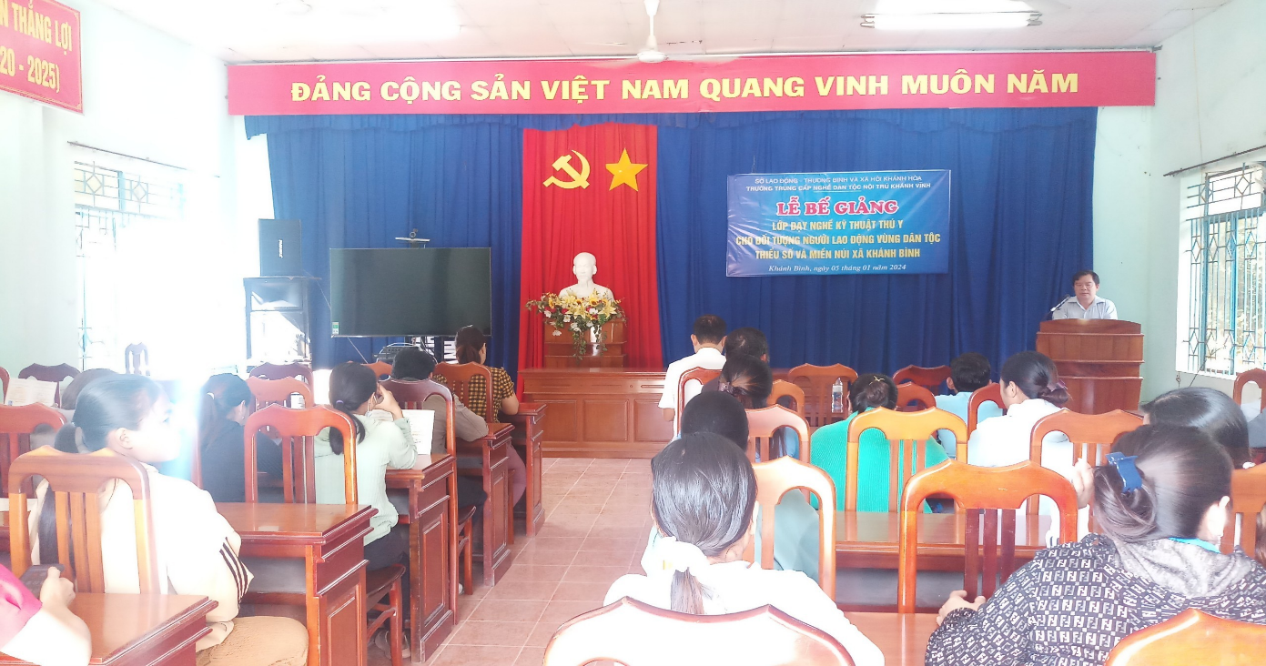 LỄ BẾ GIẢNG LỚP DẠY NGHỀ KỸ THUẬT THÚ Y XÃ KHÁNH ĐÔNG VÀ XÃ KHÁNH BÌNH