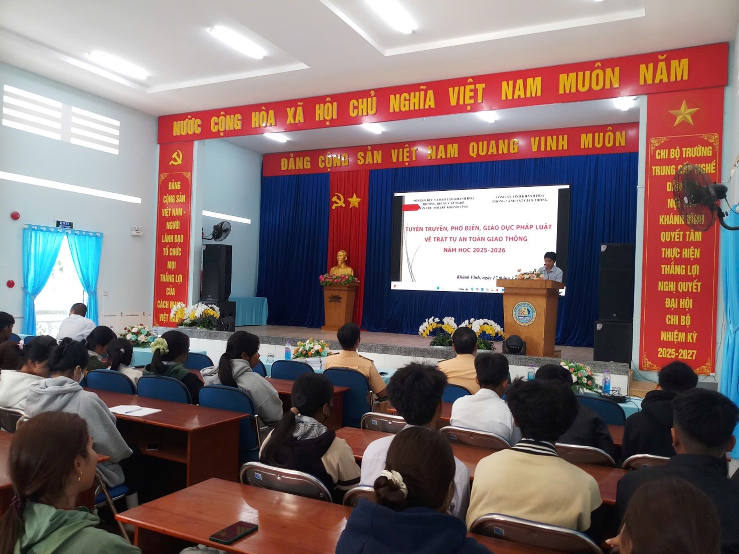 Tuyên truyền, phổ biến, giáo dục pháp luật về trật tự an toàn giao thông cho học sinh năm học 2025 - 2026