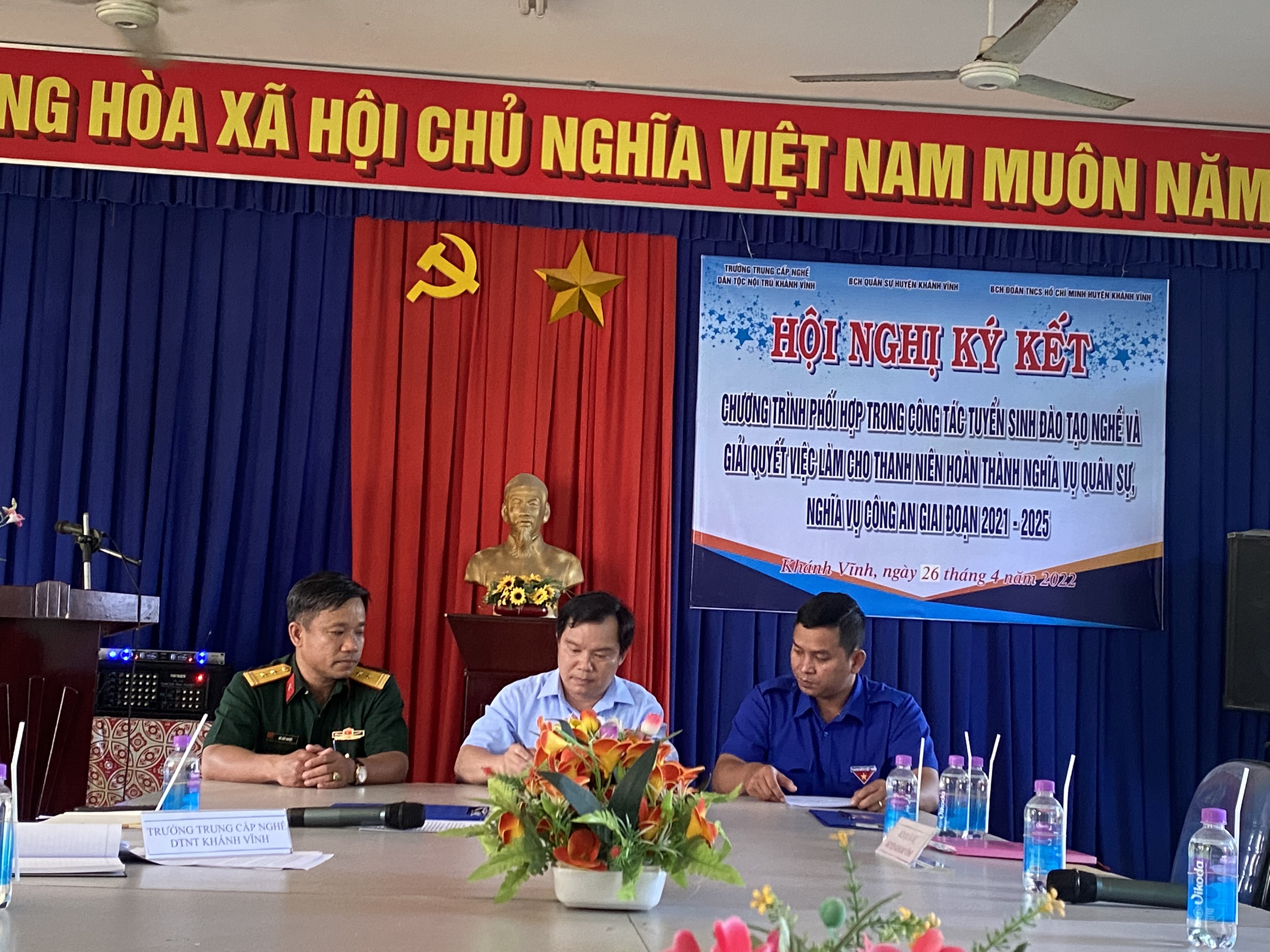 Ký kết chương trình phối hợp giữa Trường Trung cấp nghề Dân tộc nội trú Khánh Vĩnh, Ban Chỉ huy Quân sự Huyện Khánh Vĩnh và Đoàn TNCS Hồ Chí Minh huyện Khánh Vĩnh