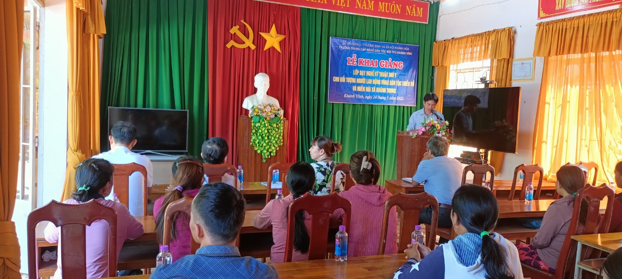 LỄ KHAI GIẢNG LỚP KỸ THUẬT THÚ Y TẠI XÃ KHÁNH TRUNG