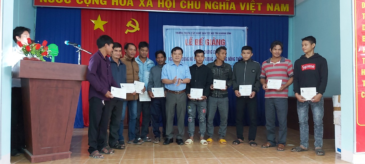 LỄ BẾ GIẢNG VÀ CẤP CHỨNG CHỈ NGHỀ XÂY DỰNG NỀ CHO ĐỐI TƯỢNG LAO ĐỘNG NÔNG THÔN